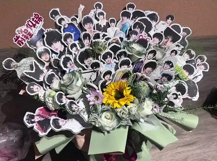 #高考 #张函瑞 张函瑞手捧花 高考最后一场考试落幕,走出考场,一眼就看到妈妈捧着这束特别的花。爸爸妈妈一直陪在我身旁,满心温暖。