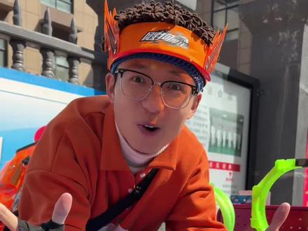 刀盾狗变成了奶奶,两个奶奶分不清真假了,最后请来了评判官#儿童#搞笑#飕狗摩托车#爱动玩具