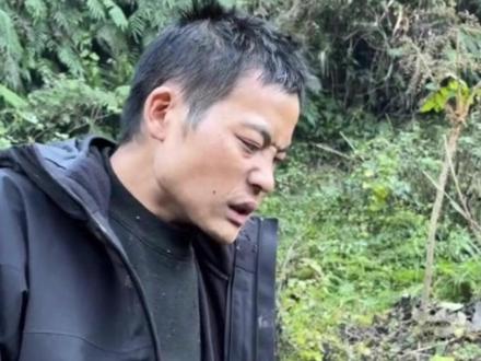 “刀疤哥”不慎中毒,一边抱怨身体不适,一边不忘种地,节目组:他把半夏当魔芋误食,半夏跟天南星一样有毒