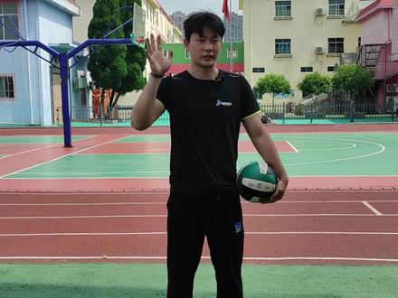 打排球的时候总是接不住球,球还会乱跑?那你可能是手臂击球的位置没有找对哦!#排球 #中考体育 #锐师体育 #日常训练