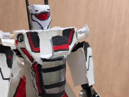 纸模出新,做了一个老G1玩具形象天火,除了变人形、机形、还可以变形两种G形态。
#变形金刚G1 #老G1玩具 #G1天火 #纸模 #超时空要塞