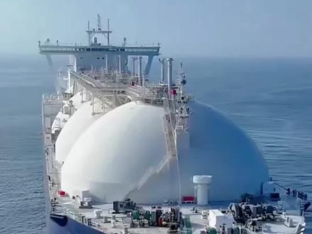 这种船装的不是货,而是一整船液化天然气 #液化天然气 #LNG船 #天然气运输船 #涨知识