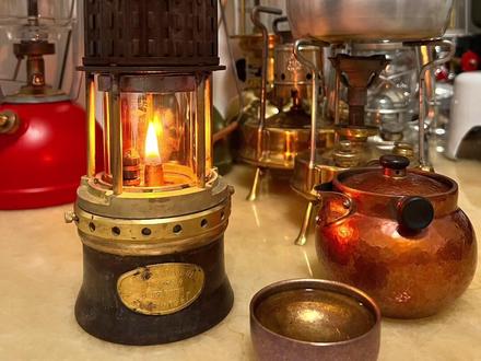 #矿灯 #煤油灯 #瓦斯灯 #露营灯
被时代遗弃矿灯!
这盏自点火矿灯出自上个世纪60年代的天津 ,设计精度之高 结构复杂工艺扎实 ,它象征着60年代的天津工业蓬勃发展。
在电灯没有发明前所有的矿工都欠汉弗里.戴维一个赞!200年前,英国化学家、发明家 汉弗里.戴维发明的安全矿灯,拯救了几千万矿工的生命!滑铁卢战役胜利 和同年汉弗里.戴维发明了安全矿灯并称为1815年英国的两大胜利之一。
在18世纪晚期和19世纪初,由于蒸汽机广泛运用英国工业革命入火如荼的就行,带动了er英国煤炭工业蓬勃发展,英国各地都在发展煤矿工业,煤矿工人相当多,但是由于煤矿矿井中通常都有大量充斥着甲烷(俗称瓦斯)当矿井瓦斯浓度达到一定值,只要一遇见火,矿井就会瞬间发生爆炸坍塌事故。而当时电灯还没有发明,普遍使用煤油灯或者蜡烛照明,在伸手不见五指矿井里工作,不点灯照明看不见,点灯又可能引起爆炸,所以当时煤矿工人每次下井都得冒着巨大生命危险巨大心理压力去工作,这样的情况一直持续到1815年。发现了钾 钠 钡 镁 钙 锶等金属的英国化学家 汉弗里.戴维听了此事,历时半年的实地考察和研究,终于成功设计出了一盏安全的矿灯,戴维灯从此之后被全世界知晓 ,此后一直等到电灯出现,煤油矿灯才慢慢退出历史舞台 。