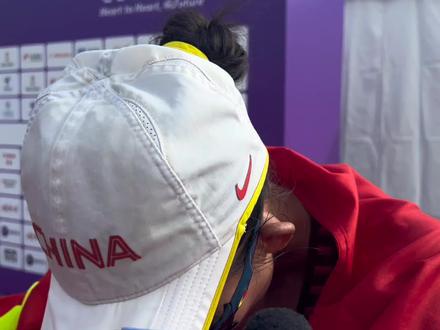 最后五米被反超 ,母亲跟跑到终点为女儿点赞。马振霞夺女子20公里竞走银牌,“可能还是差一点儿吧”#杭州亚运会 #马振霞