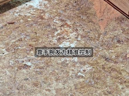 红木家具榫卯结构传统制作技艺刹活儿 刹活儿,是传统木匠手艺行话,又叫 “刹肩”,榫卯组装前,用锯齿细密的小锯把榫头、肩口再锯一遍,让结合面更严实、牢固、无缝隙,是关键收尾工序,红木家具 “严紧” 的关键。对木匠的手工水平很高,靠手腕发力精准控制。#红木家具 #榫卯结构 #工匠精神 #木匠 #手艺