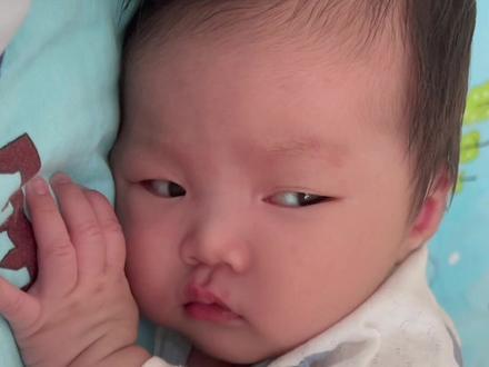 偷瞄了几眼,这家条件不错,主要是我妈长得好看🥰#人类幼崽成长记 #这家条件不错