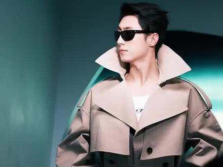 【花絮图送达📥】
镜头定格的不只是瞬间,更是从现在奔赴未来的笃定和帅气😎@黄景瑜 #黄景瑜时装男士三月刊封面
#黄景瑜时装男士三月开季