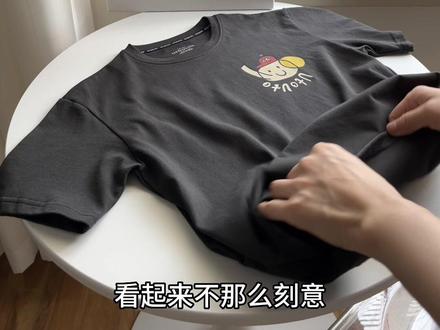 1分钟教你学平铺|T恤套装拍摄
#平铺 #产品拍摄 #拍照技巧 #童装 #主图视频拍摄技巧
