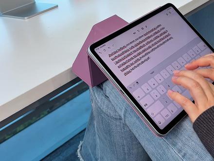 十多种折法,让你的 iPad“活”起来 不管是记笔记时的斜角支架、追剧时的加高仰架,还是画画时的稳定支撑,一个壳子全搞定#iPad保护壳 #iPad支架 #竞闪iPad保护壳 #iPad配件 #iPad