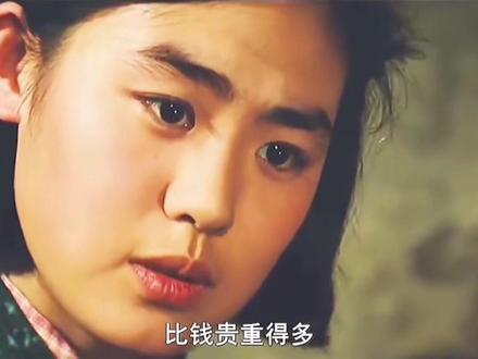 当时物质匮乏,但人们仍然充满活力和热情。“不笑破,不笑补,就笑日子不会过。新三年,旧三年,缝缝补补又三年。”