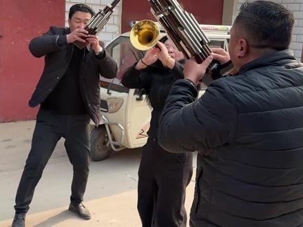 望父成龙第九天 唢呐声是一种吉祥的象征,要么吹的是大喜,要么是大悲#唢呐 #农村丧葬风俗 #我不是石磊 #上热门🔥