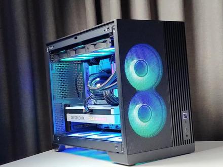 追风者 XT M3 + 耕升 RTX 5070 踏雪 OC Hello,大家好!我是沈少!今天带来的是一套以追风者 XT M3 小旋风MATX 机箱和耕升GeForce RTX 5070 踏雪 OC显卡为核心的MATX装机案例。
CPU:英特尔(Intel)酷睿 Ultra 5 245K
主板:七彩虹(Colorful)iGame B860M ULTRA V20
显卡:耕升 GeForce RTX 5070 踏雪 OC
内存:金百达 白刃RGB DDR5 8000 32GB(16GBX2)
SSD:希捷酷玩520 1TB + 金士顿(Kingston) NV3 1TB
机箱:追风者 XT M3 小旋风MATX 机箱
电源:追风者 AMP GH 白金牌1200W
散热器:追风者 M25黑旋风360一体式CPU水冷