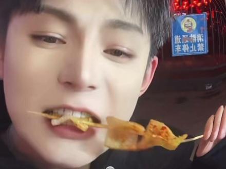 和烤串大哥奔现了 吃点串啊!#高迪 #精彩高迪 @高迪