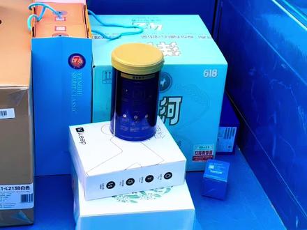 这是2026年刘强东为他们村村民免费发放的年货,这位大叔是今年第一位领到年货的幸运村民!大叔也很激动,抑制不住的喜悦接受记者采访。