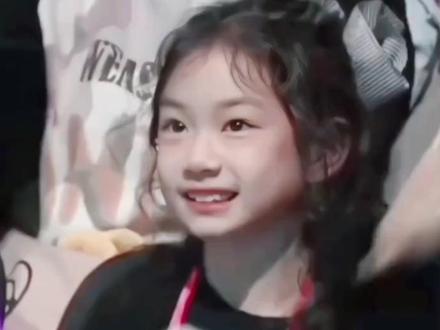 戚薇李承铉带女儿看蔡依林演唱会,11岁lucky越长越像妈妈,气质清冷靓丽#戚薇李承铉
