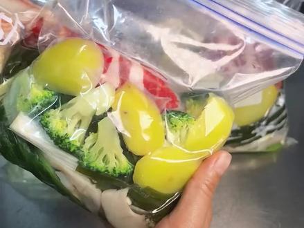 挖到村驴老师麻辣烫备餐保姆级教程❗减脂版本的也超级好吃呢❗ @村驴 请收下我的膝盖!不放火锅底料不放油也一样们吃上黏黏糊糊的麻辣烫,真的太幸福了! #0厨艺麻辣烫挑战 #沉浸式备餐治愈一整天 #减脂饮食法从夯到拉排名 #生活小妙招 #跟着村驴学麻辣烫备菜