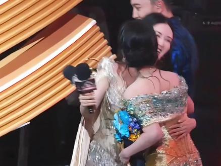 娜姐拥抱了杨紫 还说了杨紫妹妹恭喜恭喜 恭喜杨紫获得微博年度口碑演员🏆希望大家继续支持生命树 #杨紫 #谢娜 #杨紫微博之夜 #生命树 #白菊