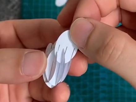 论怎样才能让我闺蜜不经意间看到这个视屏呢,🤔真的好想要这个#纸雕爱心项链 😍#手工diy #手工教程 #闺蜜 #抖音小助手