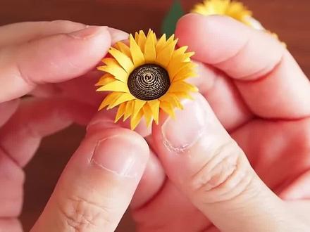 1分钟教会你做纸向日葵,一起来看看吧 #手工 #折纸 #生活