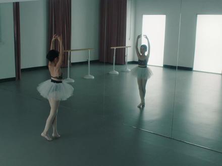 载爱奔赴山海,陪你追风起舞,#问界M8 承载每一次奔赴,点亮属于你的舞台。