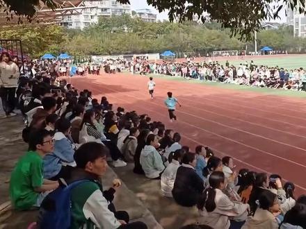 四川资中二中2023年田径运动会最后一天最后一项比赛:20*60混接力赛,不管成绩如何,跑出青春的激情就好,加油!少年#运动会上的超燃瞬间 #加油少年未来可期努力就会有收获 #学生时代最美好的瞬间 #祖国的花朵未来的栋梁 #这大概就是青春的样子