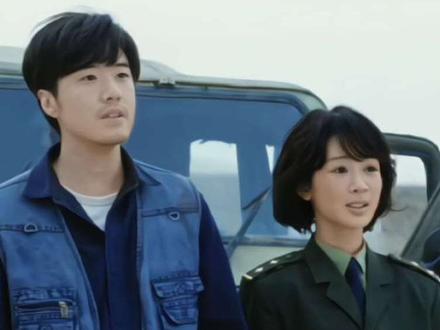 谁懂呀!邵云飞靠过去的动机就是想牵牵老婆的手~麻麻呀!好心动得画面!#白菊邵云飞 #杨紫张哲华