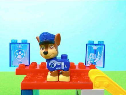 汪汪队:天天监督阿奇安装警车#汪汪队 #汪汪队立大功 #汪汪队立大功动画片 #狗 #儿童 #乐高
