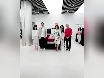 舒淇拉车主合影,细节太戳人了#舒淇小米汽车合作 #细节见人品