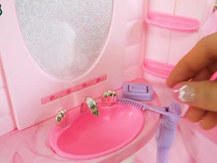 芭比娃娃泡泡浴室玩具游戏!跟着芭比一起洗泡泡浴吧