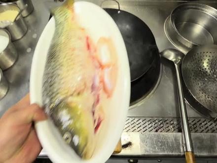 年夜饭第八道 吹牛逼 红烧鲤鱼保姆级教学 你能学明白啊#美食教程 #红烧鲤鱼 #年夜饭 #抖音美食创作人 #红烧鱼