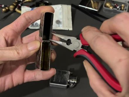 #zippo #zippo维修 打火机声音调节,上盖晃动换个脚链针几块钱,自己在家就可以搞定。