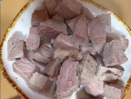 盐水梅花肉 自从做了盐水煮肉,真的是隔三差五就要做一次~太适合减脂了,干净饮食#这是真正的硬菜 #亲手自制美食 #美食vlog #盐水煮肉