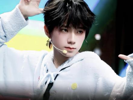 这个王橹杰一到用脸的时候最精了…#王橹杰 #荣耀之战 #舞台 #帅哥 #爱豆