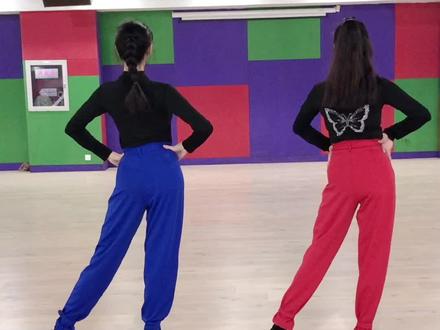 #创作灵感 #刚舞恰恰 背面口令节拍✌️🌹#学起来 #母女舞伴 #双人舞 #舞服定制 @小棉袄&傲雪 @DOU+小助手