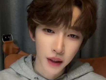 #刘宇 #刘宇新专辑十方艺念 明天中午12:00可在QQ音乐扑淘商城或酷狗音乐(注:不过还是要在 QQ音乐扑淘商城进行购买较好)进行购买刘宇新的mini专辑《十方艺念》,单版138元,有两个版本,一个是玄金版,另一个是流光版,双版更优惠,双版只要269元!