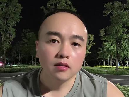 亳州起飞今天,位于皖北的亳州机场启动试飞工作。试飞完成后,亳州机场将从建设阶段转向运营阶段,正式通航的脚步已越来越近。亳州机场是安徽省正式投入运营的第7个民用机场。前六个分别是合肥新桥国际机场(4E级)、黄山屯溪国际机场(4D级)、阜阳西关机场(4C级)、安庆天柱山机场(4C级)、池州九华山机场(4C级)、芜湖宣州机场(4C级)。亳州机场同时创造了中国民航命名史上的独特案例。它是全国首个且唯一一个直接以城市一级专名命名、不加二级专名的4C级民航运输机场。这一命名特点主要体现在:突破传统命名规则,传统机场命名采用"行政区划名+机场专名"(如合肥新桥机场)。而亳州机场直接以城市名"亳州"作为完整名称,未添加具体镇/街道等二级专名。这种简化命名在2023年10月《民用机场名称管理办法》实施后属全国首例。#亳州机场 #亳州试飞 #亳州药都 #航拍亳州 #亳州酒城