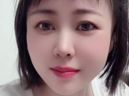 雨中的五星红旗在歌声中升起