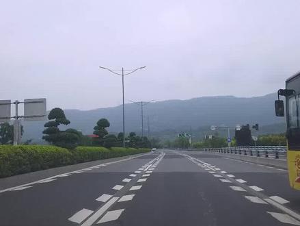 城市快速路开车的安全技巧,老司机亲自开车演示,要远离危险车辆 #汽车知识 #用车知识 #安全驾驶技巧 #重庆