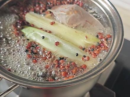 分享给大家炸牛肉丸的教程 好吃得很,酥脆可口,个个空心,味道美极了!#回家是最好的年货 #炸肉丸子 @抖音小助手 @抖音热点宝 @抖音创作小助手