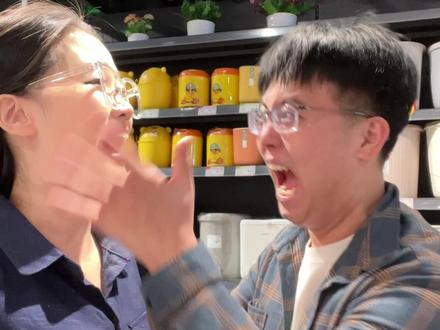 谁都不许忤逆我的娜塔莎!!@小雨阿博朋友圈(狂更版) #搞笑#情侣日常 #雨总和小博#哈哈哈哈哈哈我要笑死了