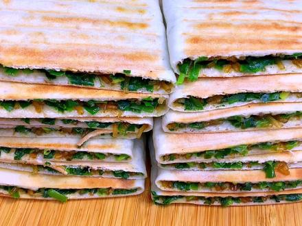 #韭菜盒子 #跟抖音学做菜 #陕西面食 #做法简单又营养 你家有不爱吃菜的宝宝吗?我就是每天换着花样给孩子做饭,尽量让孩子能多吃点菜