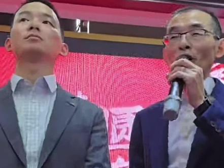 谢浩男回归,老爸礼物送不停#谢浩男认亲现场