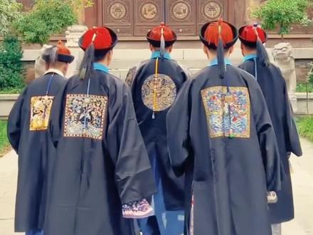 清朝官服给人惊悚感的原因是多方面的,涉及文化混搭、历史背景、影视渲染等多重因素
清朝官服融合了满族、明朝及佛教等多种文化元素(顶戴花翎为满清原创、图腾借鉴明朝、朝珠源自佛教),但五行属水的玄蓝色调与这些元素组合后,整体效果显得压抑且不协调,被评价为“历朝最差的一届”。
多层叠加的设计(如繁复的补子图案)本为彰显等级威严,但现代审美更追求简洁和个性化,这种呆板沉闷的风格易引发不适。
清朝男性需剃“金钱鼠尾”发型,导致额头裸露,官帽无法修饰脸型,反而显得面部空洞呆滞,整体形象木讷僵硬。
官服颜色深沉(如玄蓝、黑色),搭配僵直的剪裁,强化了“死气沉沉”的观感。
明清时期僵尸传说盛行,尤其是清朝“赶尸人”职业的记载:尸体常被穿上官服以显体面,导致官服与僵尸形象深度绑定。
清代官服的压抑色调和僵硬设计,与民间描述的僵尸特征(如面色青黑、肢体僵硬)高度吻合。
清朝是距离现代最近的封建王朝,其戏服保存较多且成本低廉,成为僵尸题材影视的首选,进一步固化“清朝官服=僵尸”的符号。
林正英等经典僵尸片中,清朝官服的视觉元素(如朝珠、补子)被反复使用,加深公众的恐怖记忆……