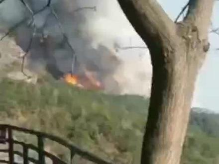 19日下午,广东河源龙川县霍山风景区突发山火!