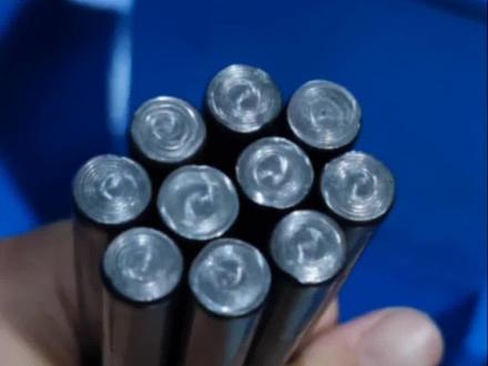 大神们看下这个钢管封口效率还能提升吗,欢迎评论区指导#设备生产厂家 #金属封口机视频 #铁管封平口 #液压封口机 #衣帽架管