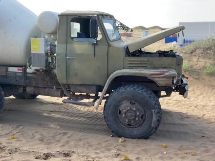 搅拌车打不着火,一车混凝土还在罐里,工人进罐清理混凝土#记录在工地上的日子 #vlog十亿流量扶持计划