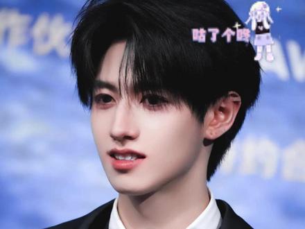 撒娇小猫有糖吃#朱志鑫 #红毯 #反差萌 #颜值 #微博之夜