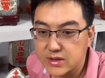 泰山石敢当上的字,是雕刻以后,再用红油漆描上去的,并不是朱砂红字,有时候会应缘主要求,掺入非常小的量。因为朱砂多了,附着力就差,色漆会容易脱落,起疙瘩,不平滑,影响视觉效果。