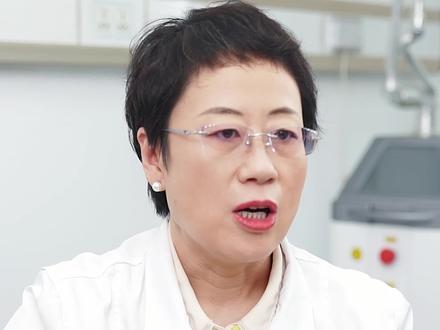 脚后跟很粗糙,干裂,流血,很有可能是得了角化型足癣,看看这个视频#皮肤健康 #医学科普