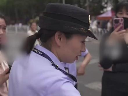 考生内衣带金属无法进入考场,交警与交通运输执法人员合力采购,考生车内换衣顺利进入考场。